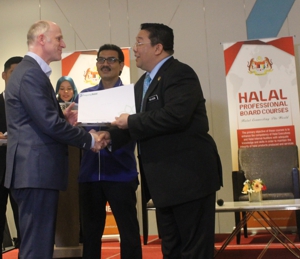 Picture of Jakim Sirajuddin Suhaimee handing the certificate to Halal Balancing™